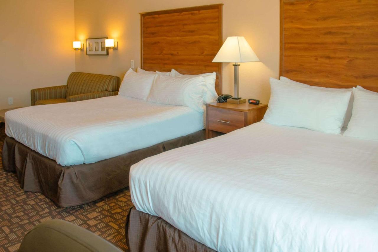 Grand Forks Lodge And Suites Luaran gambar