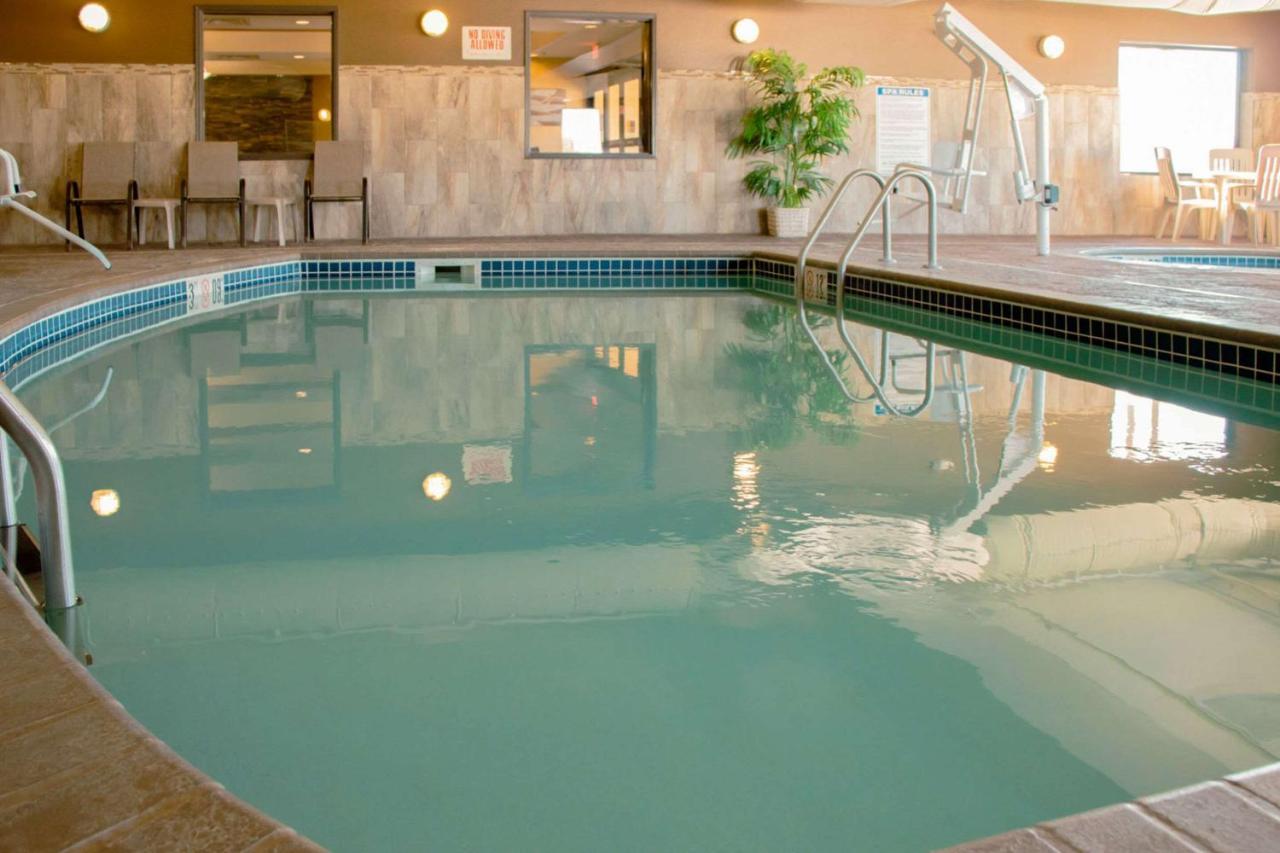 Grand Forks Lodge And Suites Luaran gambar